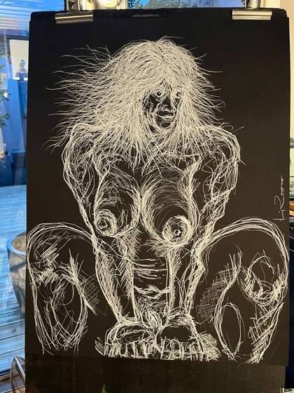 Zeichnung mit weißer Wachskreide auf schwarzem Papier, sitzende Figur